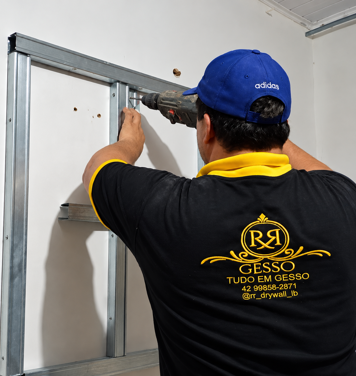 Profissional da RR Gesso instalando estrutura de drywall